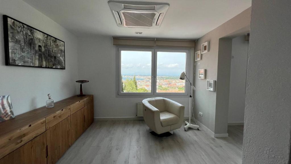 Posedenie v ubytovaní Preciosa Casa en Roses con Vistas al Pueblo y al mar AV-33