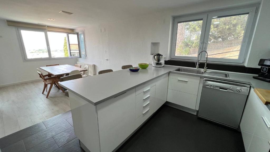 Kuchyňa alebo kuchynka v ubytovaní Preciosa Casa en Roses con Vistas al Pueblo y al mar AV-33