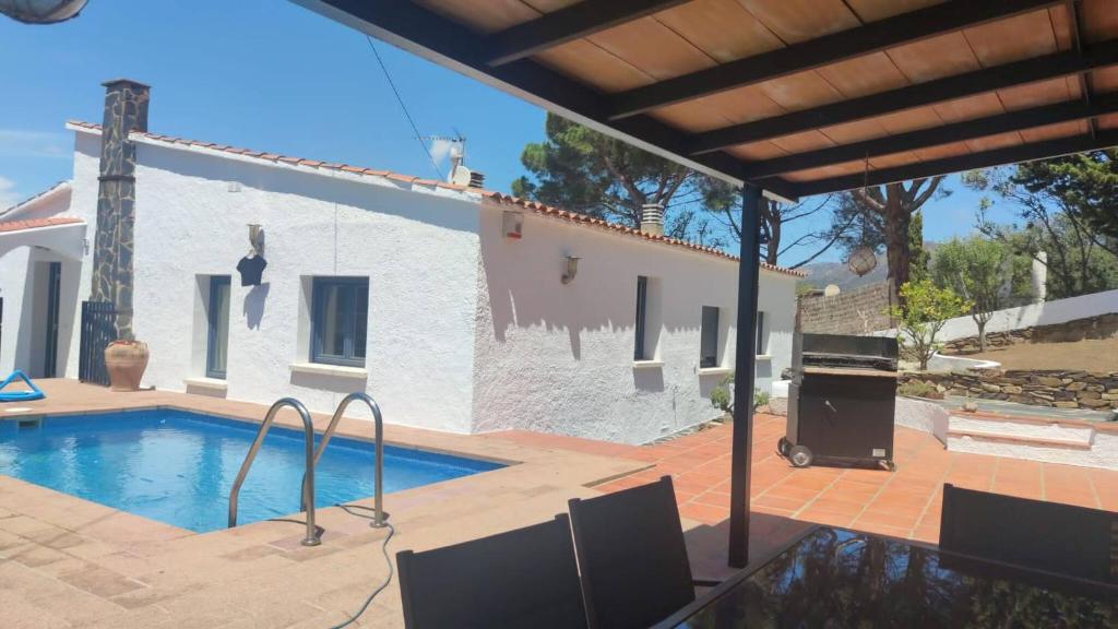 Bazén v ubytovaní Preciosa Casa en Roses con Vistas al Pueblo y al mar AV-33 alebo v jeho blízkosti