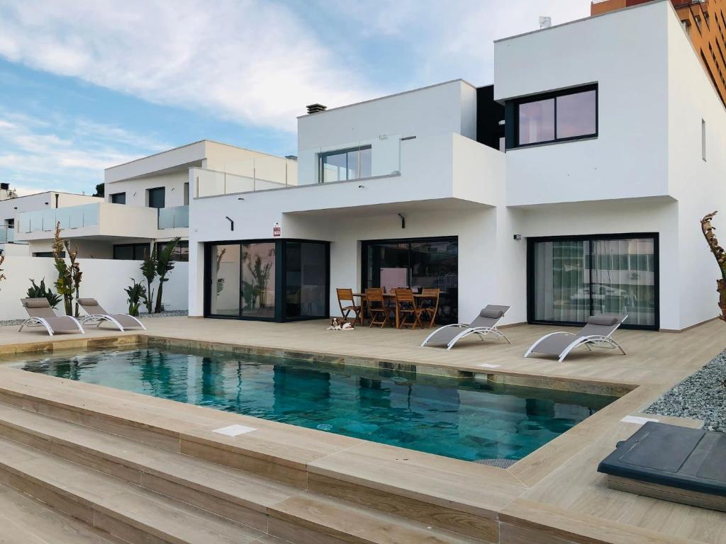 Bazén v ubytování Villa Moderna con Piscina y Vistas al Canal en Roses AV-44 nebo v jeho okolí