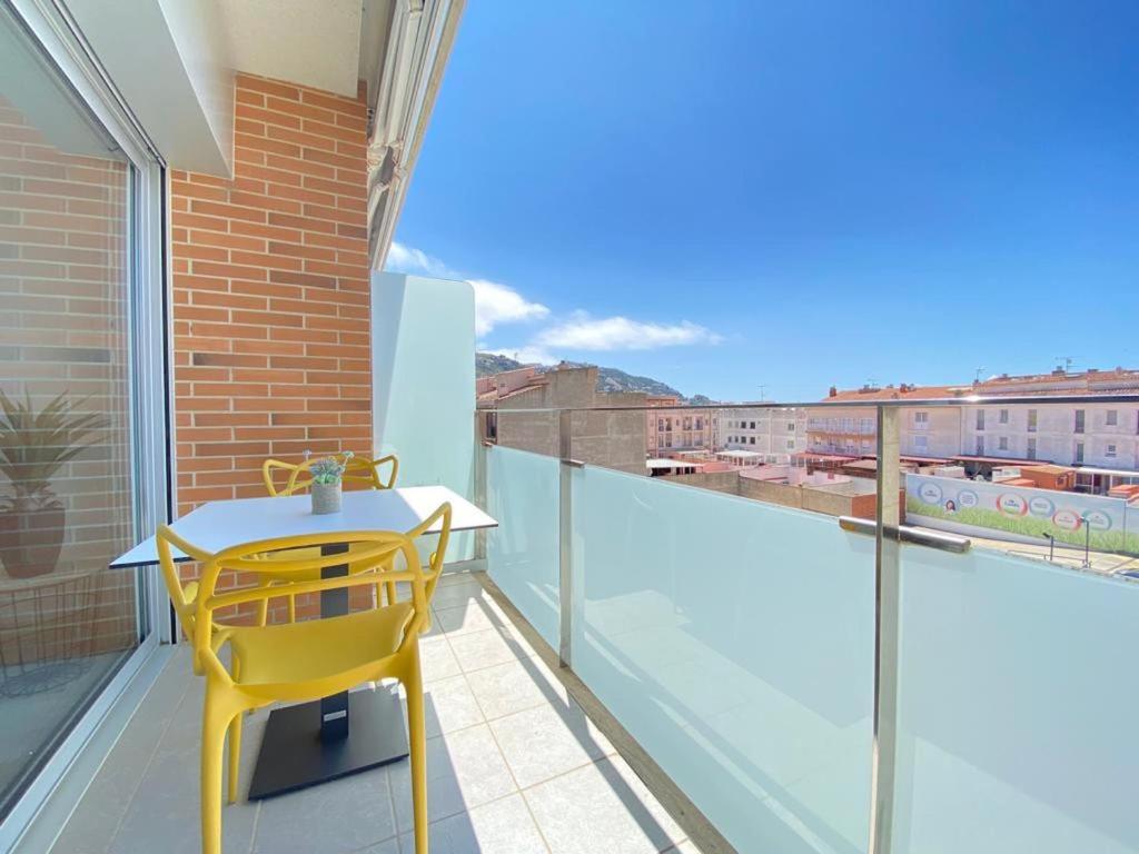 Balkón alebo terasa v ubytovaní Atico-duplex moderno en en el centro de Roses AV-65