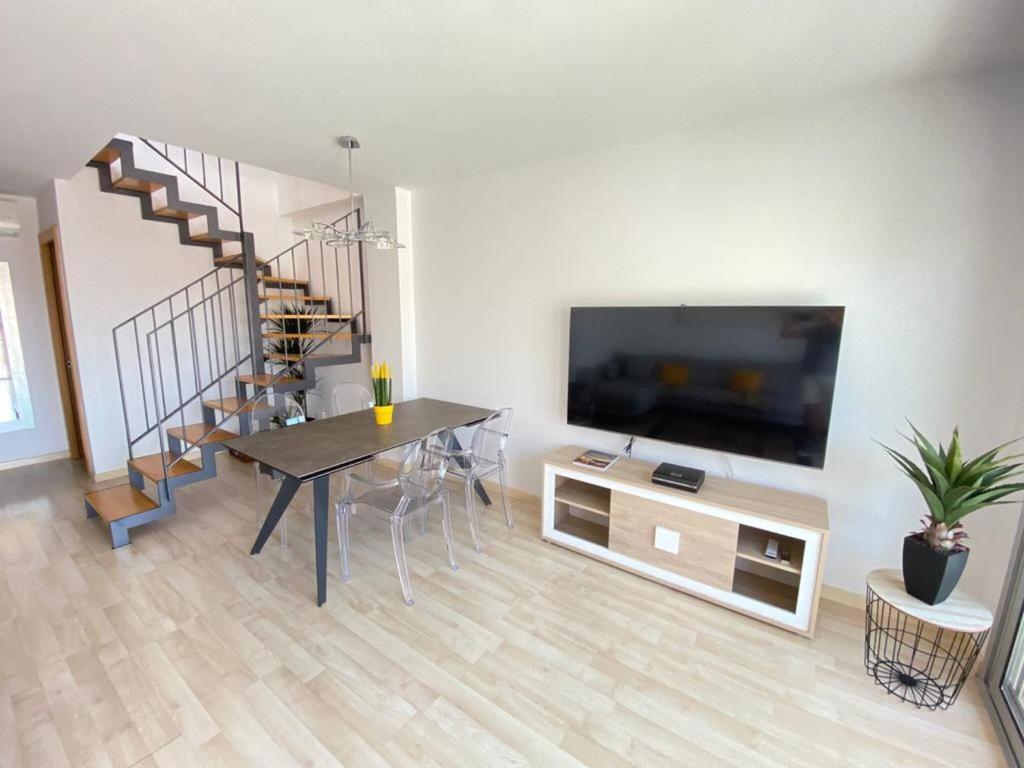 Televízia a/alebo spoločenská miestnosť v ubytovaní Atico-duplex moderno en en el centro de Roses AV-65