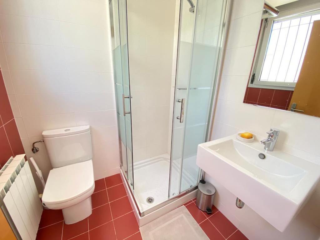 Kúpeľňa v ubytovaní Atico-duplex moderno en en el centro de Roses AV-65