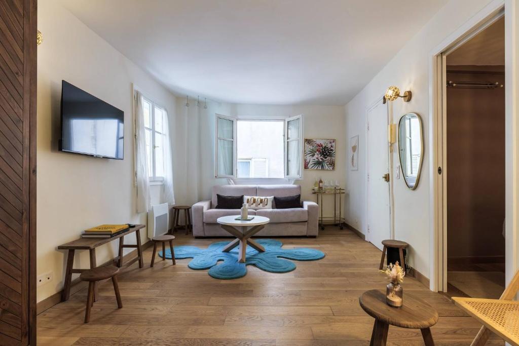 un salon avec un canapé et une table dans l'établissement Chic Old Town Apartment, à Nice