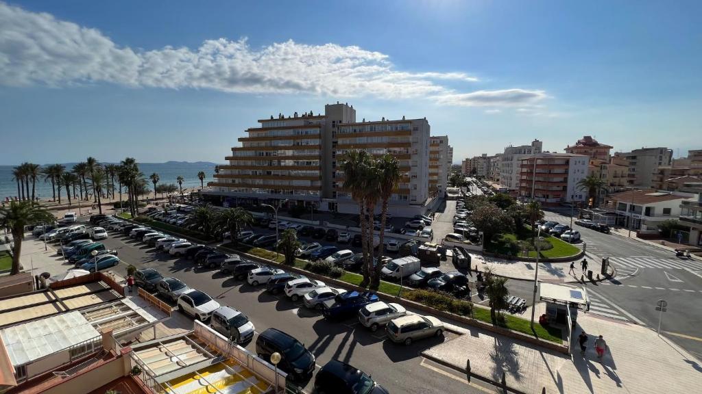 Nespecifikovaný výhled na destinaci Roses nebo výhled na město při pohledu z apartmánu