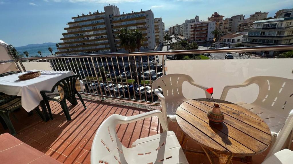 Balkón nebo terasa v ubytování Piso vista mar y parking en Roses AV-30