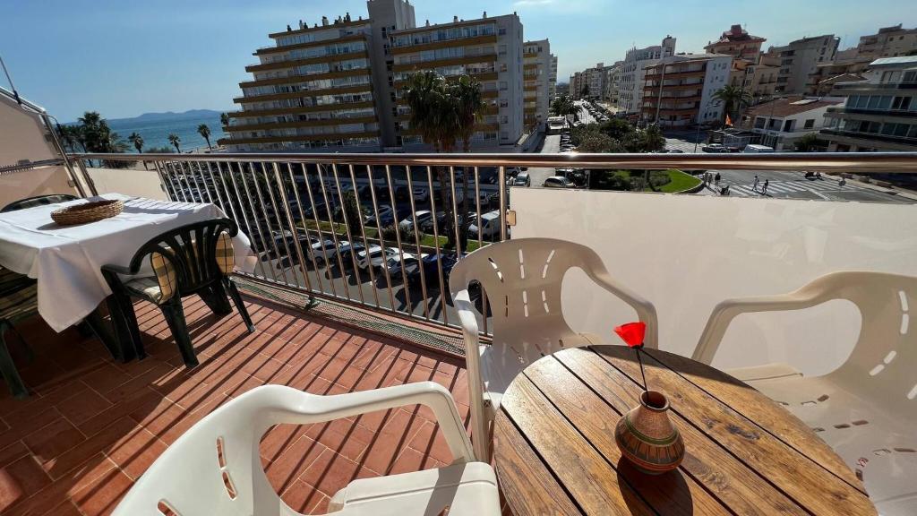 Balkón nebo terasa v ubytování Piso vista mar y parking en Roses AV-30