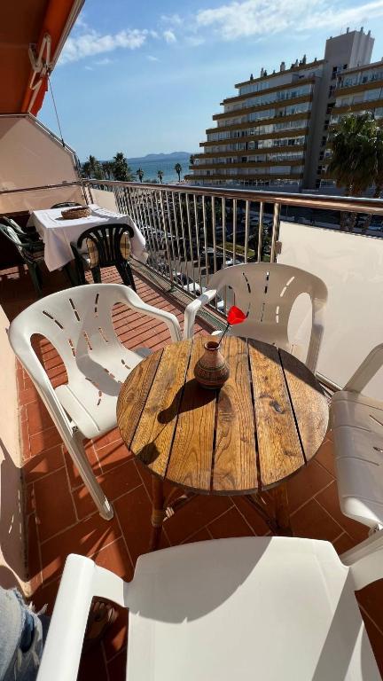 Balkón nebo terasa v ubytování Piso vista mar y parking en Roses AV-30