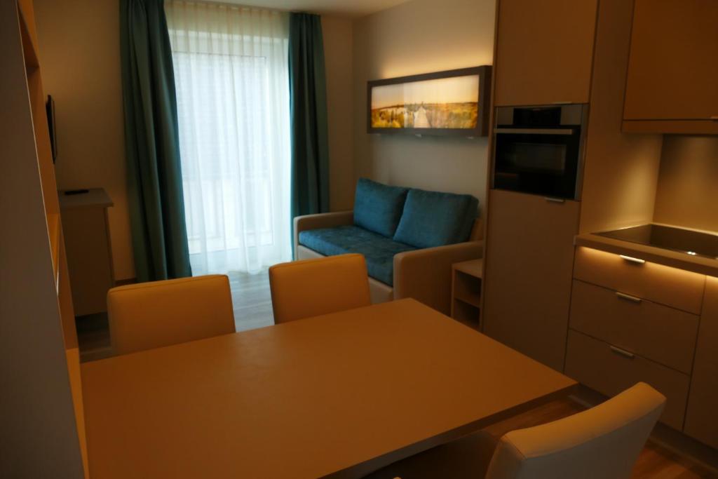 Η κουζίνα ή μικρή κουζίνα στο Meyn's Apartments
