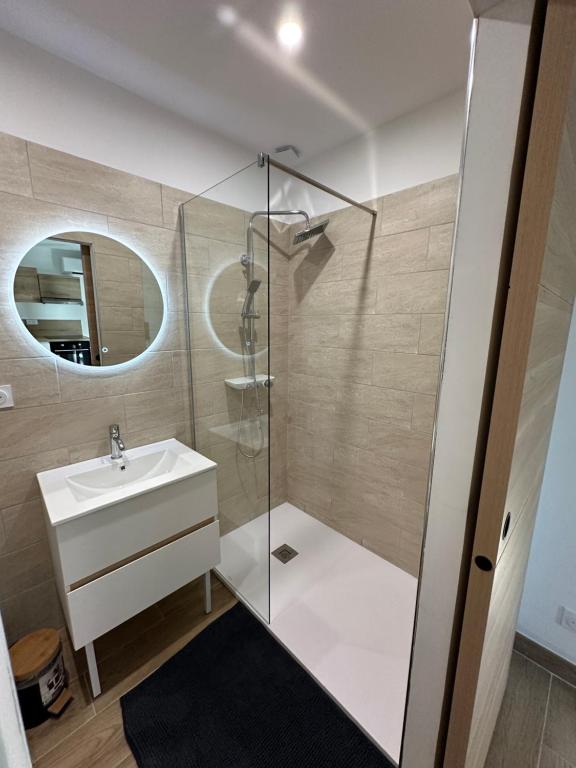 une salle de bain avec un lavabo et une douche dans l'établissement Famille ou entre Amis au Grau d Agde appartements pour 10 Pers, au Grau-dʼAgde