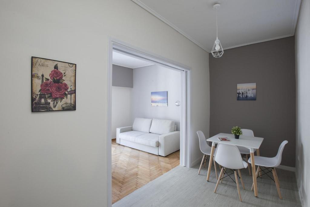 Fotografie z fotogalerie ubytování Zan Moreas, A simple & minimal apartment v Aténách