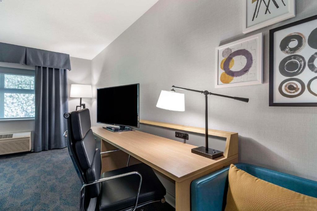 TV a/nebo společenská místnost v ubytování Clarion Hotel & Conference Centre