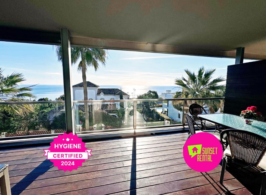 Un balcón con mesa y vista al mar. en Topfloor apartment with terrace and sea views, en Sotogrande