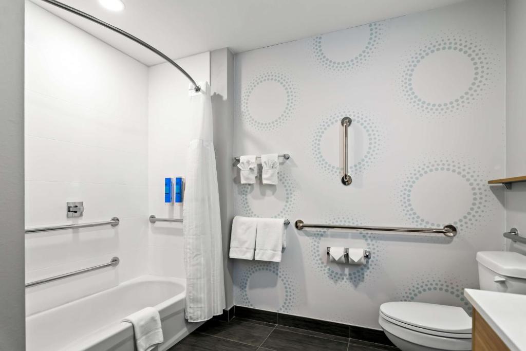 Tru By Hilton Rogers Bentonville - Queen Room With Two Queen Beds - Mobility Access