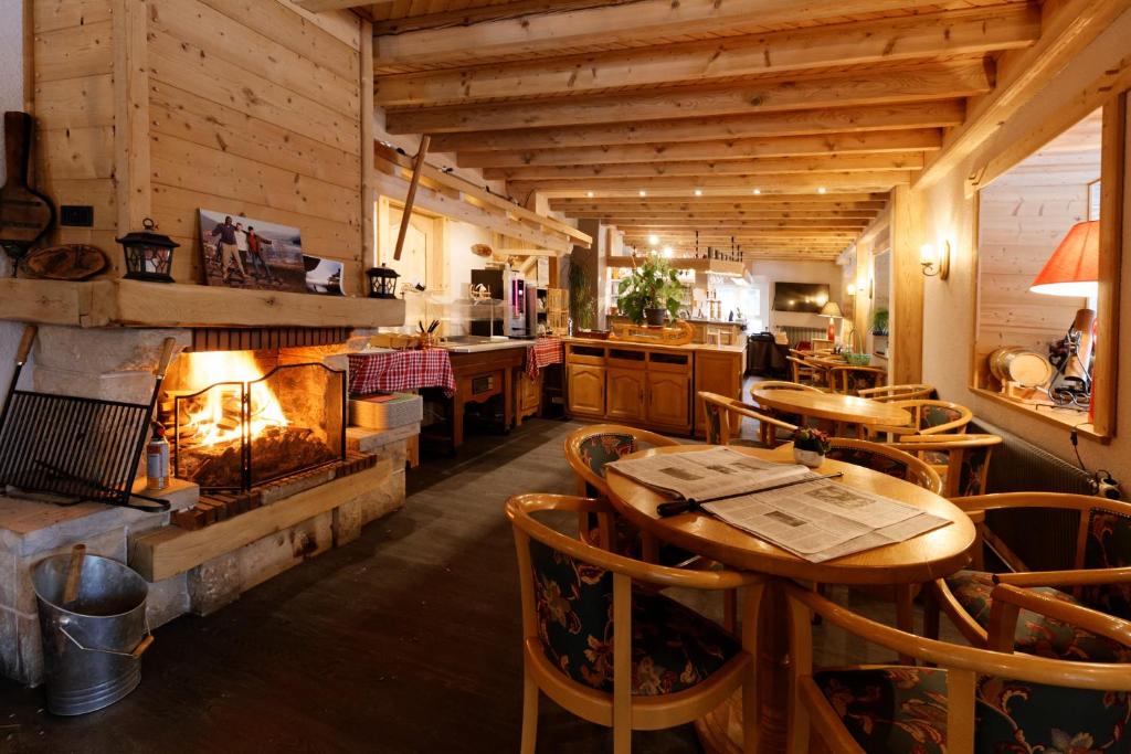 En restaurang eller annat matst&auml;lle p&aring; L&#39;Auberge au Bord du Lac