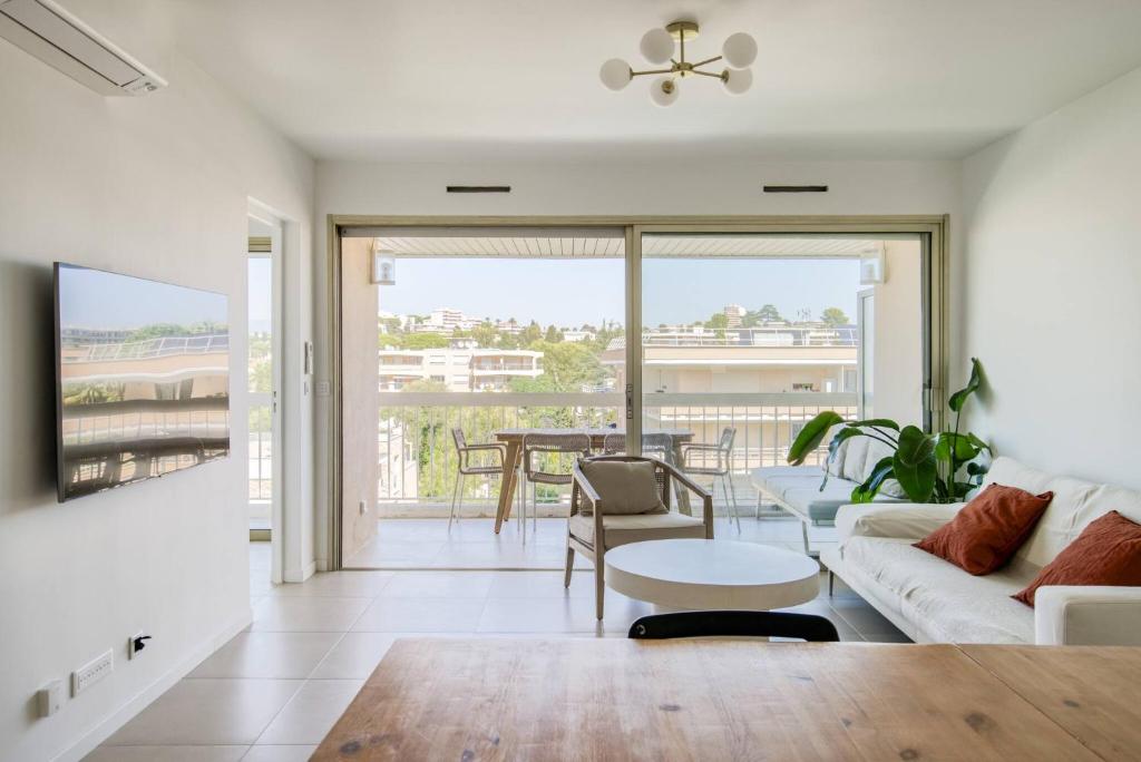 un salon avec un canapé et une table dans l'établissement Pool, Sea & Absolute Comfort, à Juan-les-Pins