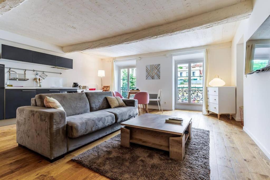 un salon avec un canapé et une table basse dans l'établissement Joli loft entre le vieux Nice et le port, à Nice