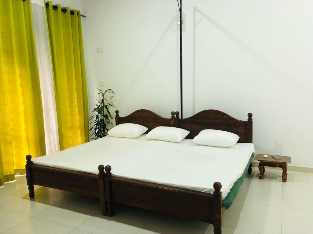 Postel nebo postele na pokoji v ubytování White Square Home-stay