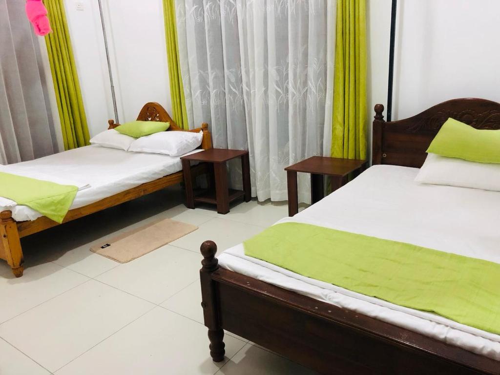Postel nebo postele na pokoji v ubytování White Square Home-stay