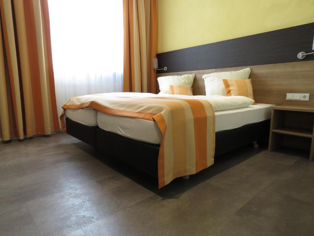 Ein Bett oder Betten in einem Zimmer der Unterkunft Hotel Trutzpfaff