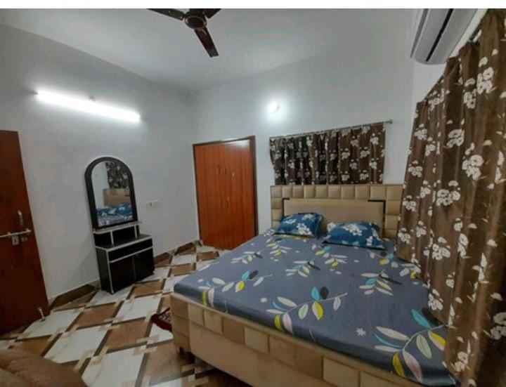 Postel nebo postele na pokoji v ubytování Shivansh Homestay
