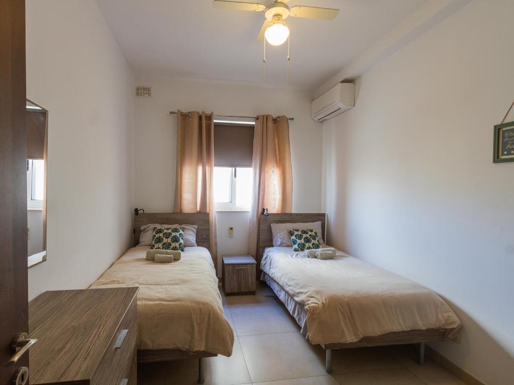 Postel nebo postele na pokoji v ubytování Modern & Central 2 bedroom & 2 bathrooms apartment