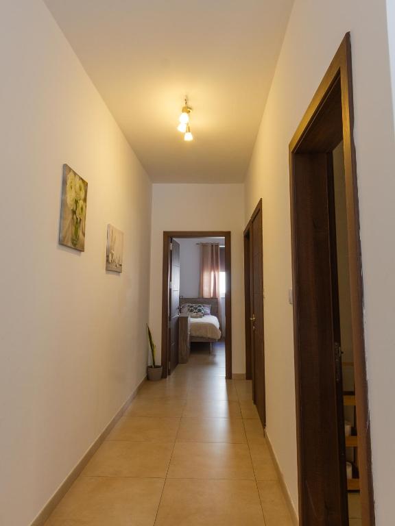 Postel nebo postele na pokoji v ubytování Modern & Central 2 bedroom & 2 bathrooms apartment