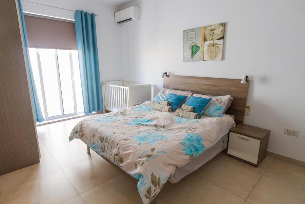 Postel nebo postele na pokoji v ubytování Modern & Central 2 bedroom & 2 bathrooms apartment