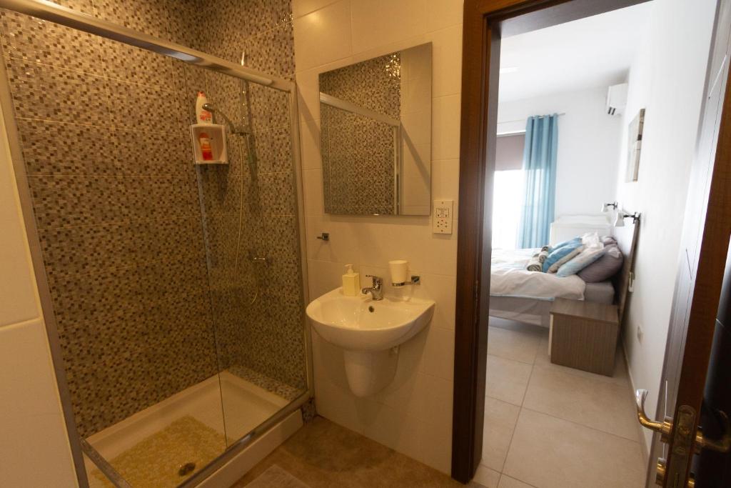 Koupelna v ubytování Modern & Central 2 bedroom & 2 bathrooms apartment