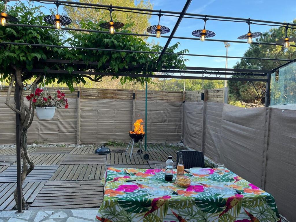 une table au milieu d'un patio dans l'établissement Maison de famille idéale pour vacances sur la côte d'azur, à Antibes