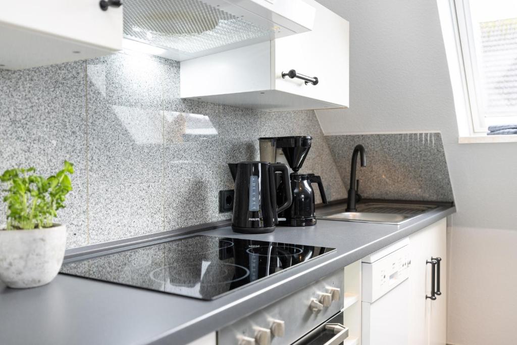 Kuchyň nebo kuchyňský kout v ubytování Appartement Tina Kieler Straße 16a APPARTO Grömitz