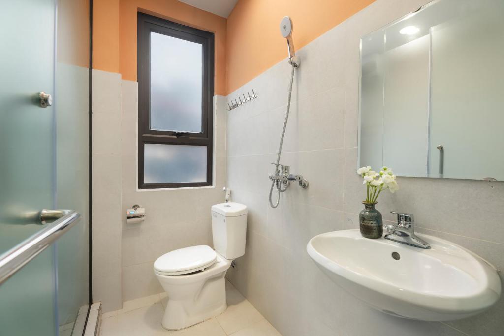 un bagno con un water bianco e un lavandino di Fuji Hotel and Apartment Cau Giay a Hanoi