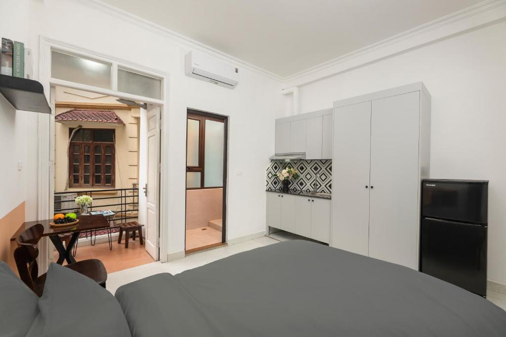 Letto o letti in una camera di Fuji Hotel and Apartment Cau Giay