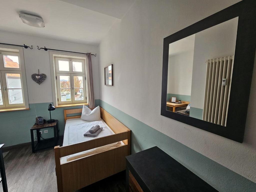Postel nebo postele na pokoji v ubytování Gästehaus am Storchenturm