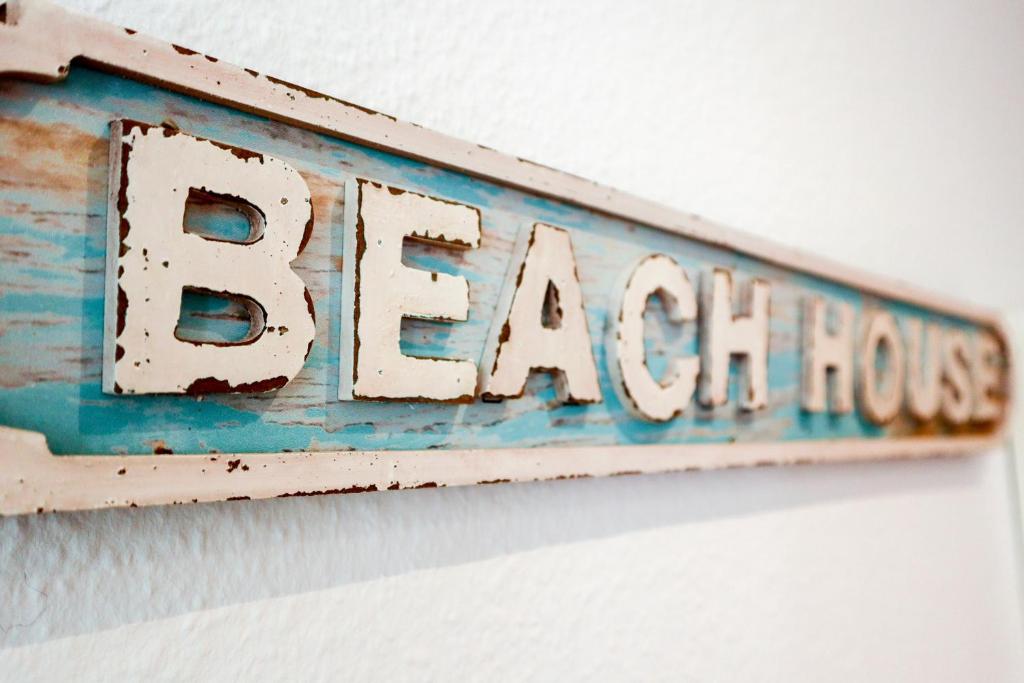 a sign with the word search hanging on a wall at FeWo Dünenrose in Dahme