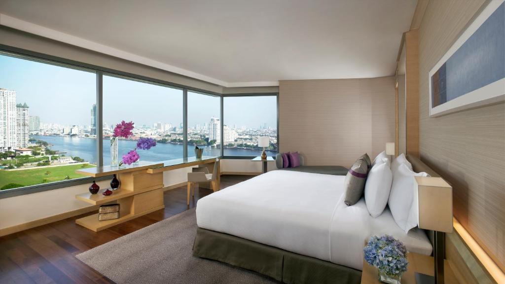 Postel nebo postele na pokoji v ubytování Avani Plus Riverside Bangkok Hotel