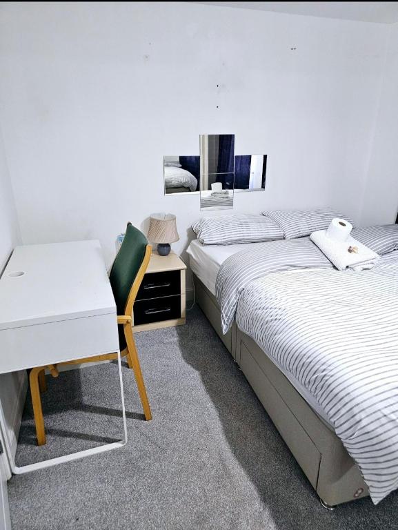 Postel nebo postele na pokoji v ubytování Ensuite Doubleroom with Private Toilet and Bathroom in central Dartford
