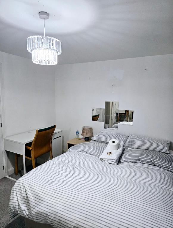Postel nebo postele na pokoji v ubytování Ensuite Doubleroom with Private Toilet and Bathroom in central Dartford
