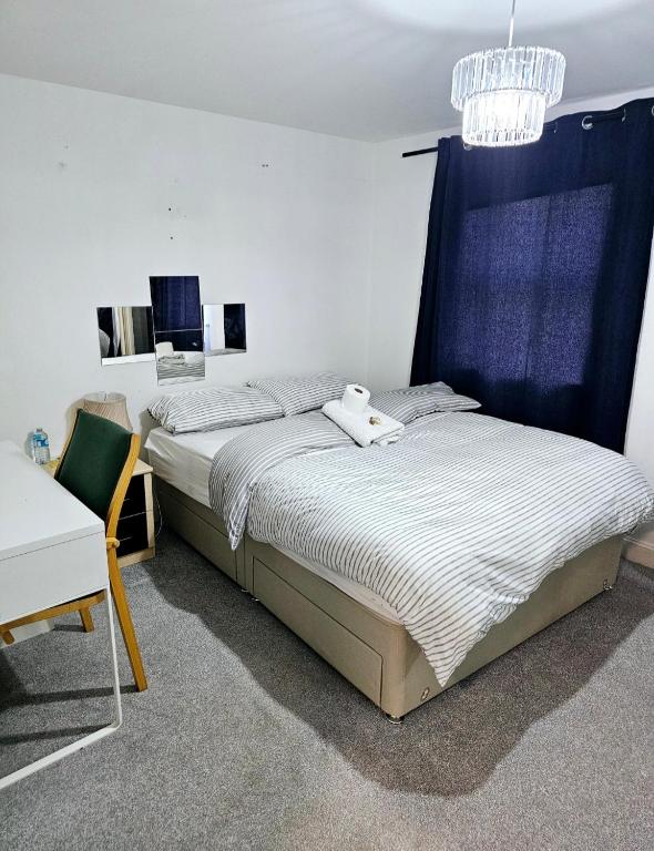 Postel nebo postele na pokoji v ubytování Ensuite Doubleroom with Private Toilet and Bathroom in central Dartford