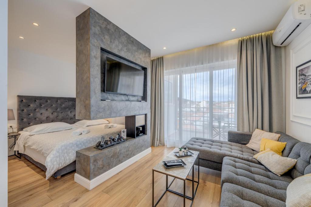 Romanca Deluxe Studio - City View