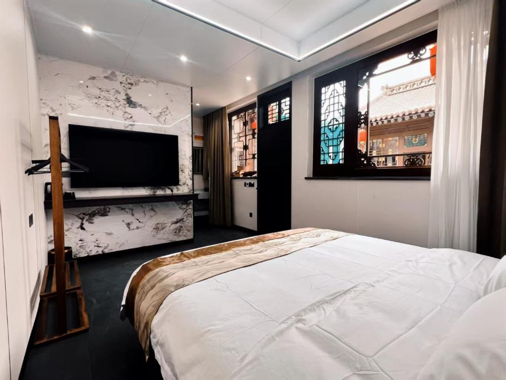 Postel nebo postele na pokoji v ubytování Yongjuxiang Mansion