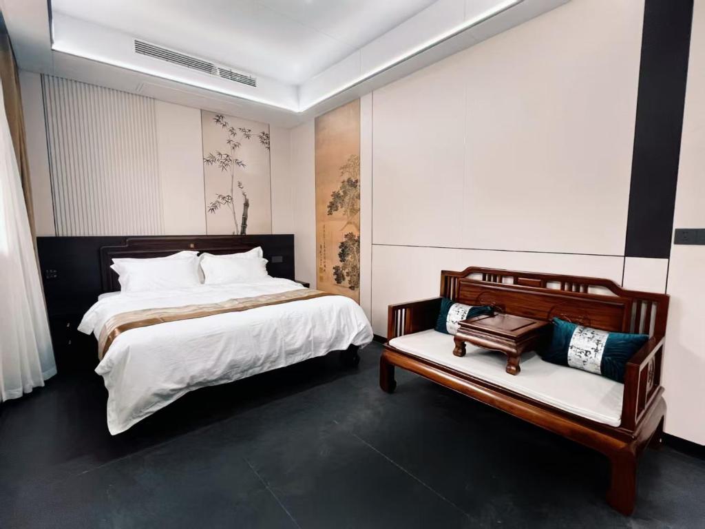 Postel nebo postele na pokoji v ubytování Yongjuxiang Mansion