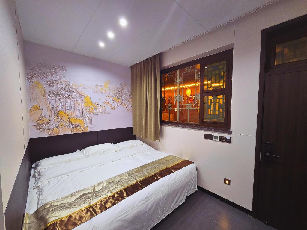 Postel nebo postele na pokoji v ubytování Yongjuxiang Mansion
