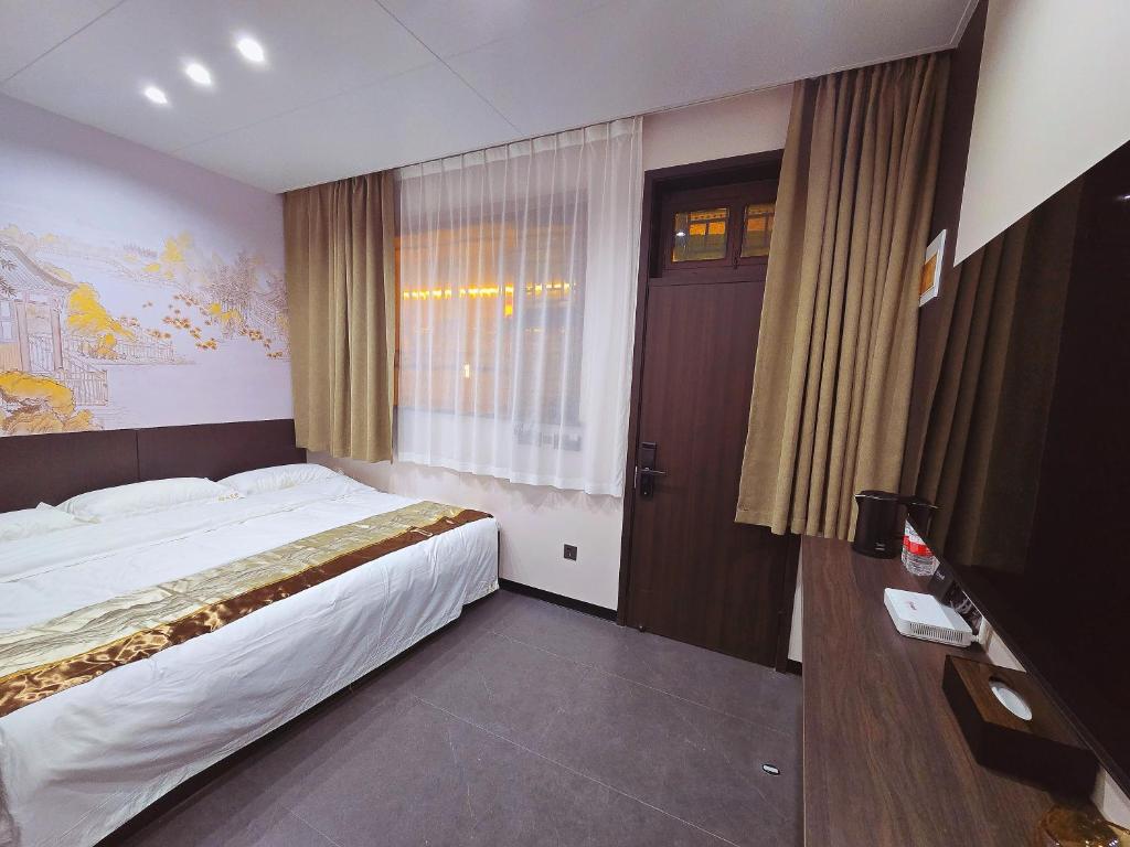 Postel nebo postele na pokoji v ubytování Yongjuxiang Mansion