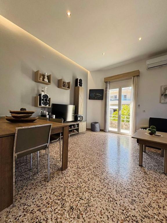 Televízia a/alebo spoločenská miestnosť v ubytovaní ERIS House