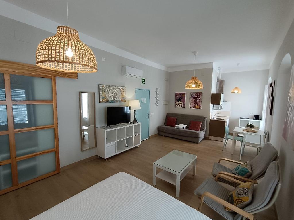 A television and/or entertainment centre at Apartamentos turísticos CASA de los BALCONES