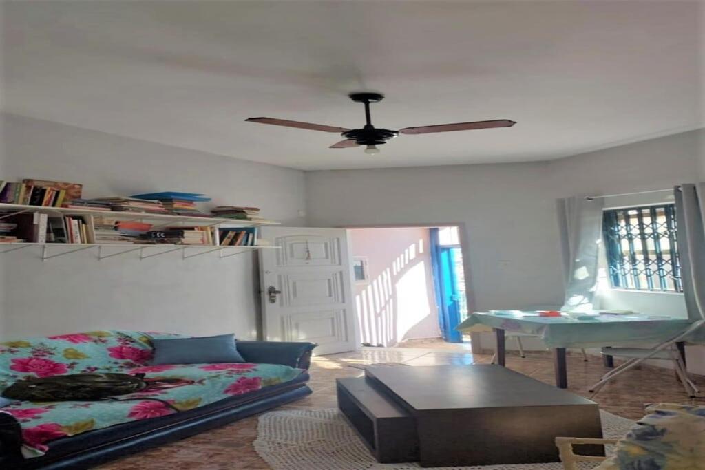 un salon avec un canapé et un ventilateur de plafond dans l'établissement Canto doce in Santa Tereza Rio de Janeiro, à Rio de Janeiro