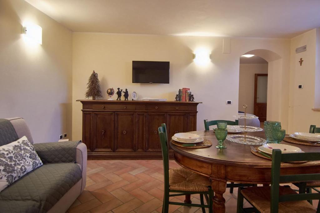 A television and/or entertainment centre at Alle Porte di Assisi