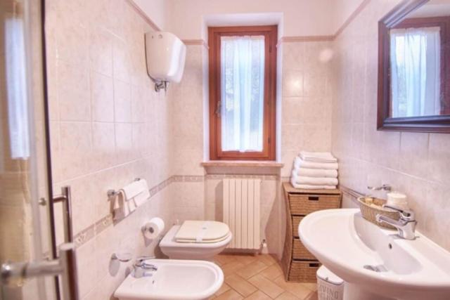 A bathroom at Alle Porte di Assisi
