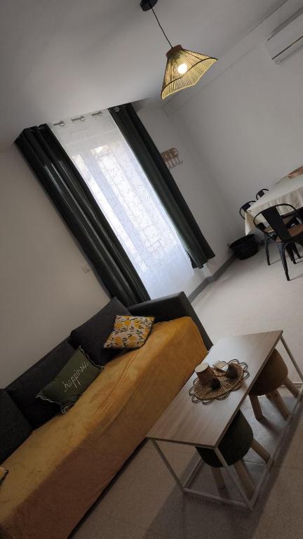 un salon avec un canapé et une table dans l'établissement Le provencal, à Puy-Guillaume